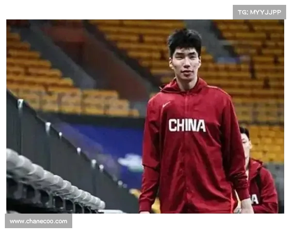 余嘉豪展现身高优势!篮下势补篮震撼全场 余嘉豪展现身高优势!篮下势补篮震撼全场