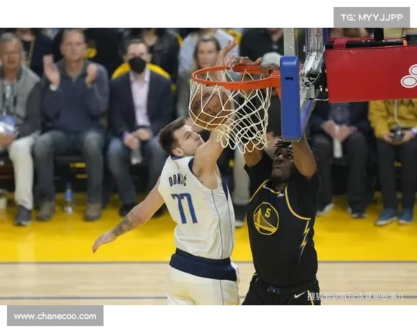 关键时刻失误不断,克莱伯缓慢出球遭封盖,捡回球后再次脱手出界 关键时刻失误不断,克莱伯缓慢出球遭封盖,捡回球后再次脱手出界